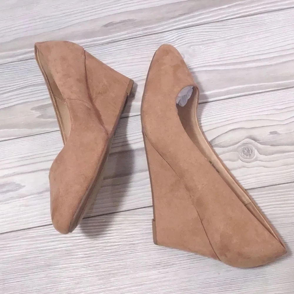 (22-2186)    A New Day  Dot Wedges Size 10W